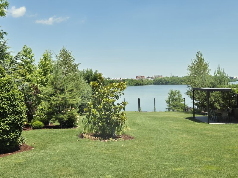 Smart-Home nZEB spectaculoasa Bucuresti Sector 1 cu deschidere lac, teren 2000 mp.