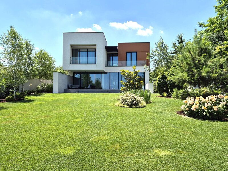 Smart-Home nZEB spectaculoasa Bucuresti Sector 1 cu deschidere lac, teren 2000 mp.